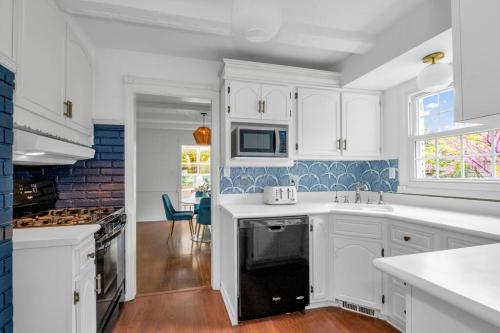 Brand New, Renovated Urban Oasis with Plenty of Parking in Pittsburgh, USA