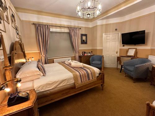 Super Deluxe Triple Room with Ensuite & Jacuzzi Bath image 2