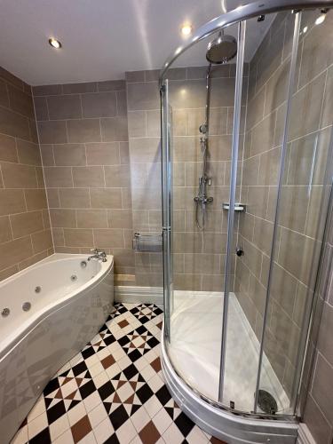 Super Deluxe Triple Room with Ensuite & Jacuzzi Bath image 3