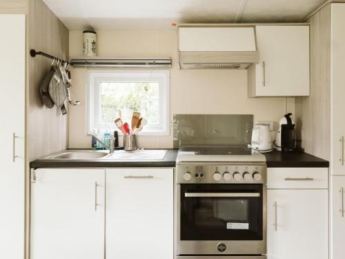 Cozy chalet for 5p with garden in a lovely area near Goedereede in Goedereede