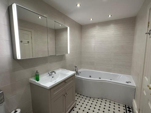 Deluxe Quadruple Room Ensuite with Bath