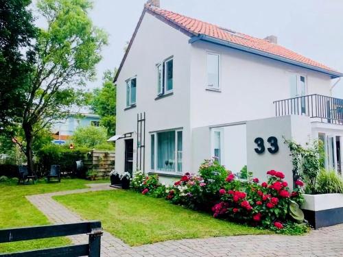  Attractive holiday residence in De Koog, a stone´s throw from the beach in De Koog