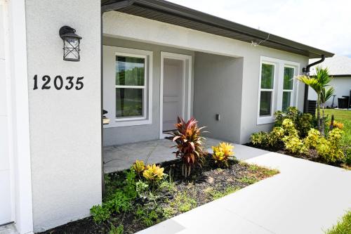 Exterior view, WARM Mineral Spring 3BD 2BA home in Warm Mineral Springs
