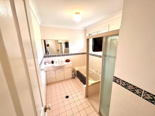 Comfy Town house near Gosford CBD Sleeps 6