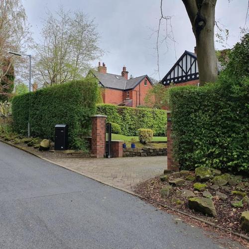 ChurstonBnB, private flat within family home, Bolton in בולטון