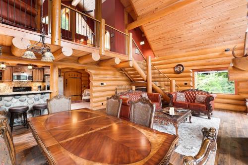 Gem by Manning Park: Luxury Loghouse “Ravenloft”