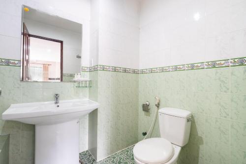 Bathroom, KHACH SAN HONG PHAT in District 11