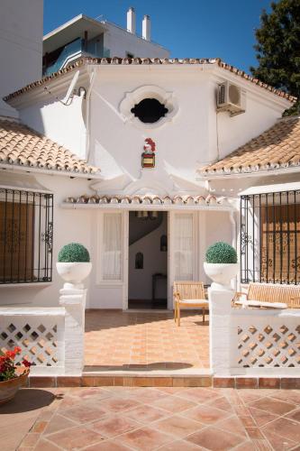 Holidays2Fuengirola Villa 6 bedroom 200 mts Beach - image 3