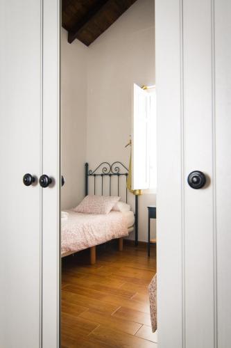 Six-Bedroom House image 10