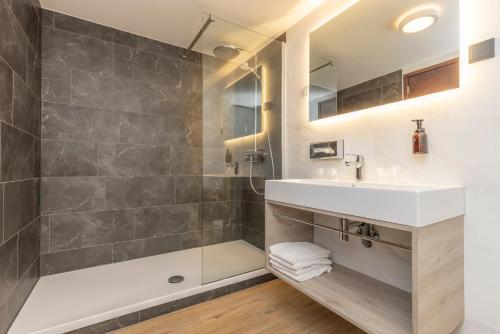 2 bedrooms, 4 beds