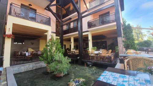 Hotel Villa Bora – Sunny Beach, WY