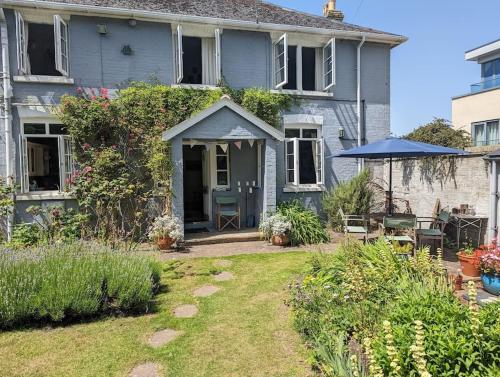 Cliffside is a Cosy Cottage B&B by Cowes Beach - Very big King Size guest BR & a Twin BR too if you book 3 to 4 guests, Cowes