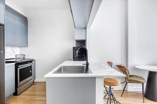 UES 1BR w Doorman Gym nr Carl Schurz Park NYC-642 in New York, USA