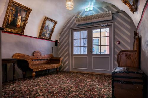 Előcsarnok, Three Crowns Residents in Tallinn Óváros