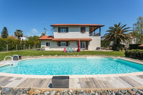 Maison Urt - Charmante maison avec piscine - Urt