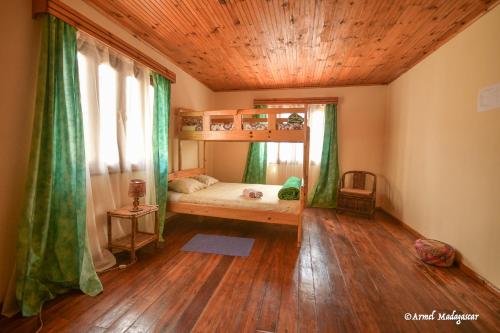 1 twin bed, 1 bunk bed