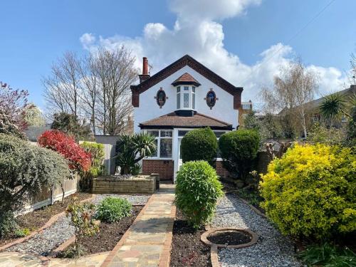 Charming Seaside Cottage in Leigh-on-Sea