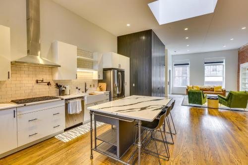 Downtown Omaha Getaway with Deck and Gas Grill! Downtown Omaha Getaway with Deck and Gas Grill!