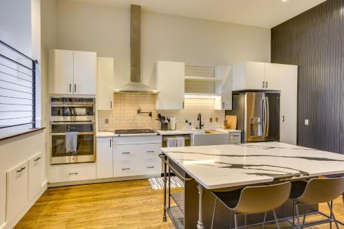 Downtown Omaha Getaway with Deck and Gas Grill! Downtown Omaha Getaway with Deck and Gas Grill!