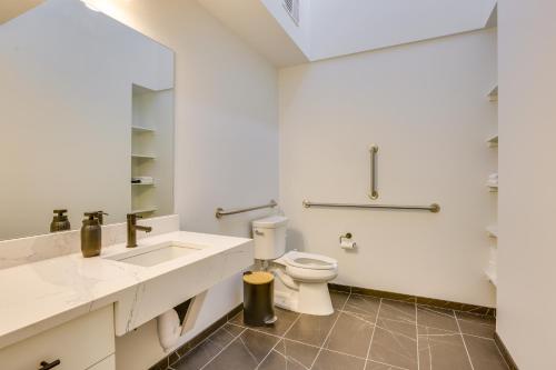 Downtown Omaha Getaway with Deck and Gas Grill! Downtown Omaha Getaway with Deck and Gas Grill!