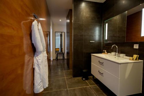 SWIM LODGE HOTEL - image 2