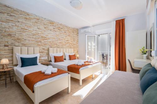 Angela Rooms, Leptokaria