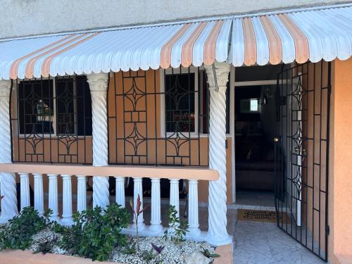 Sleeps2 - Private Pool - King Bed - AirCon