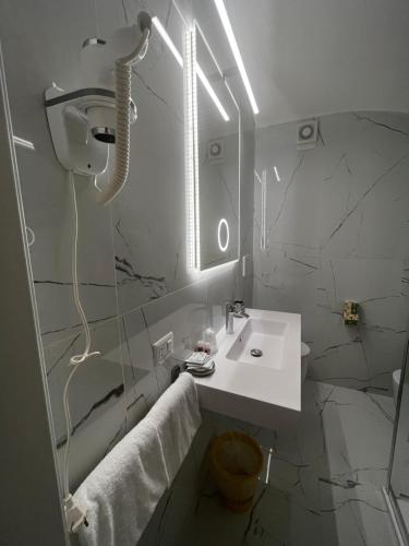 Hotel Gabriella - image 13