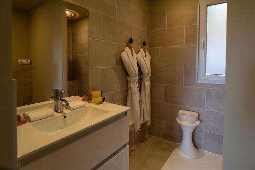 SWIM LODGE HOTEL - image 5