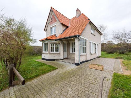 Renovated Hortensia Villa with a unique location next to the dunes