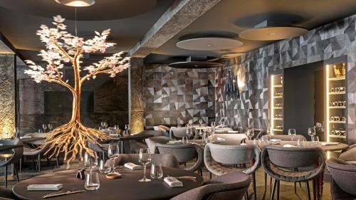 Restaurante, Logis Hotel Restaurant Gilles Moreau Laguiole in Laguiole