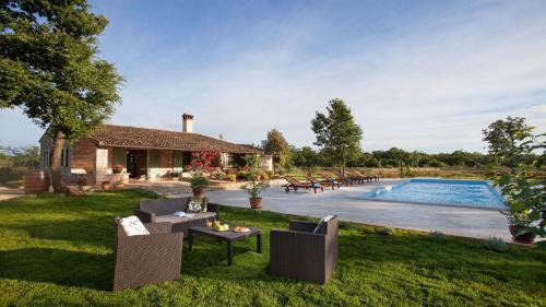 Lovely rural villa with a swimming pool in Bale