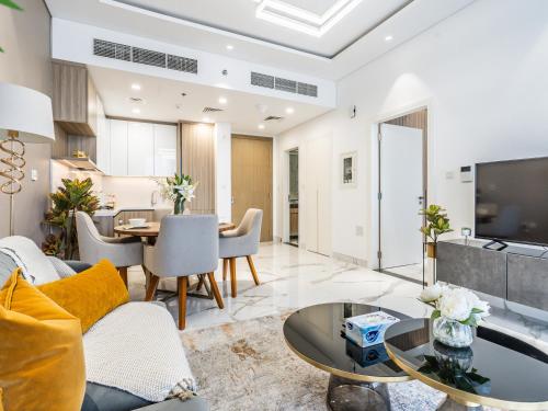Charming Condo With Balcony Near Dubai Hills Park - image 12