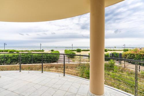  Beachfront Luxurious Newly Built 2-Bed Flat with Stunning Sea Views & Terrace in Roseto degli Abruzzi