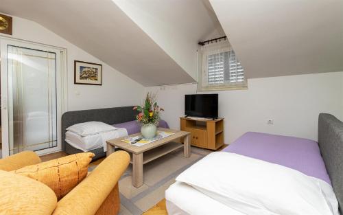 One-Bedroom Apartment image 8
