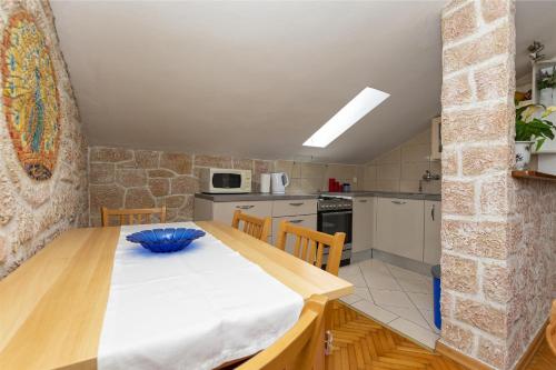 One-Bedroom Apartment image 9