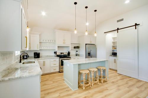 Lovely Bay St Louis Retreat with Dock and Canal Access in Shoreline Park, USA