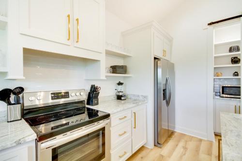 Lovely Bay St Louis Retreat with Dock and Canal Access in Shoreline Park, USA