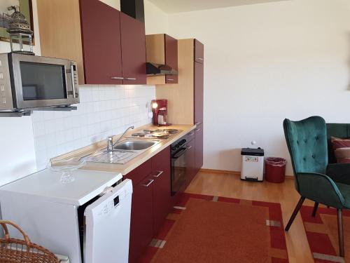 ห้องครัว, 2 Raumwohnung mit sonniger Terrasse und Seeblick in อัลเทนซีน