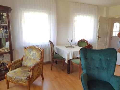 บริการและสิ่งอำนวยความสะดวก, 2 Raumwohnung mit sonniger Terrasse und Seeblick in อัลเทนซีน