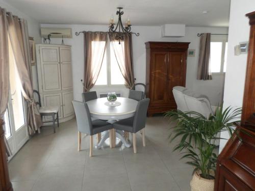 Rental apartment in villa - Tap to explore photos