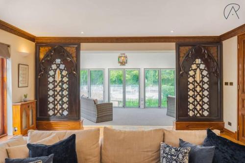 The Old Mill House, Windsor Riverside Hidden Gem!