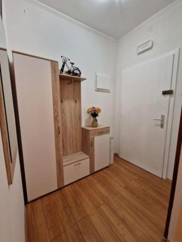 Dr. Jo~ 2 bedroom apartment with free parking ~