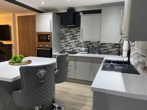 ห้องครัว, Stunning 3-bedroom Great Sankey Home in เชสเชอะ