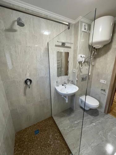 Yellow apartments in 鮑里斯皮爾