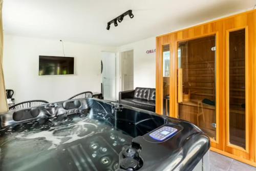 LE CHILL Suite & SPA (Jacuzzi et Sauna privés) (LE CHILL Suite & SPA (Jacuzzi et Sauna prives)) in Буасі-Сен-Леже