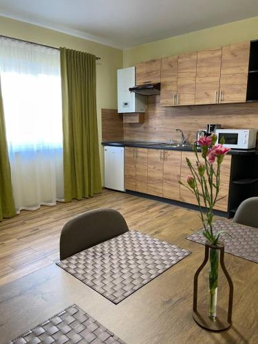 Yellow apartments in 鮑里斯皮爾