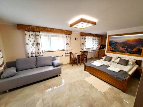 1 queen bed, 1 sofa bed