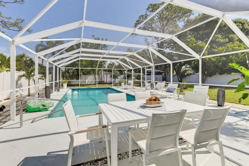Sunny Sarasota Home with Pool Near Siesta Key Beach!