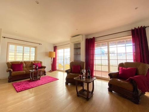 Oceans house - Pool, Sauna, 26 Sleeps, 7m to beach in Carcavelos